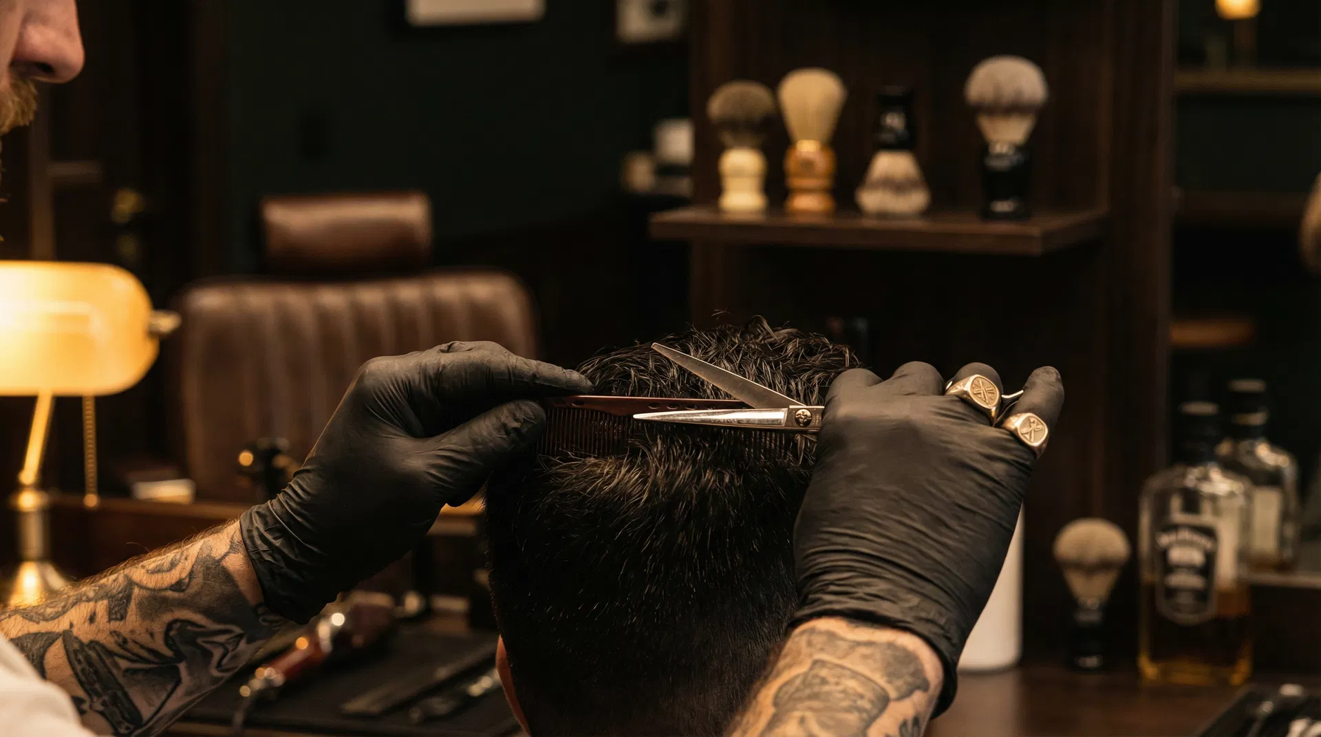 Barbeiro profissional trabalhando